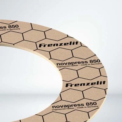Laippatiiviste novapress® 850 yhdistää elastomeerin joustavuuden ja kuitutiivisteen mekaanisen vakauden – ihanteellinen epätasaisesti kuormittuville liitoksille ja vaativille laiteasennuksille.