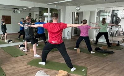 Grönmarkin henkilöstö joogaa-tunnilla WellStudiolla.