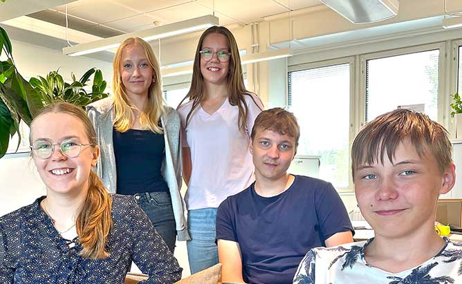 Grönmarkin iloiset kesätyöntekijät.