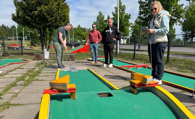 Minigolfia työhyvinvoinnin merkeissä.